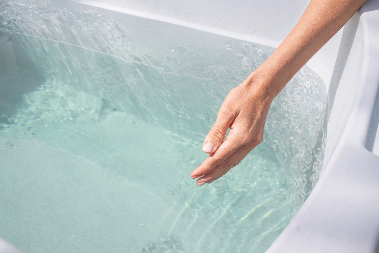 Frozin 400 white granite cold plunge, hand testing the icy water #Color_White Granite