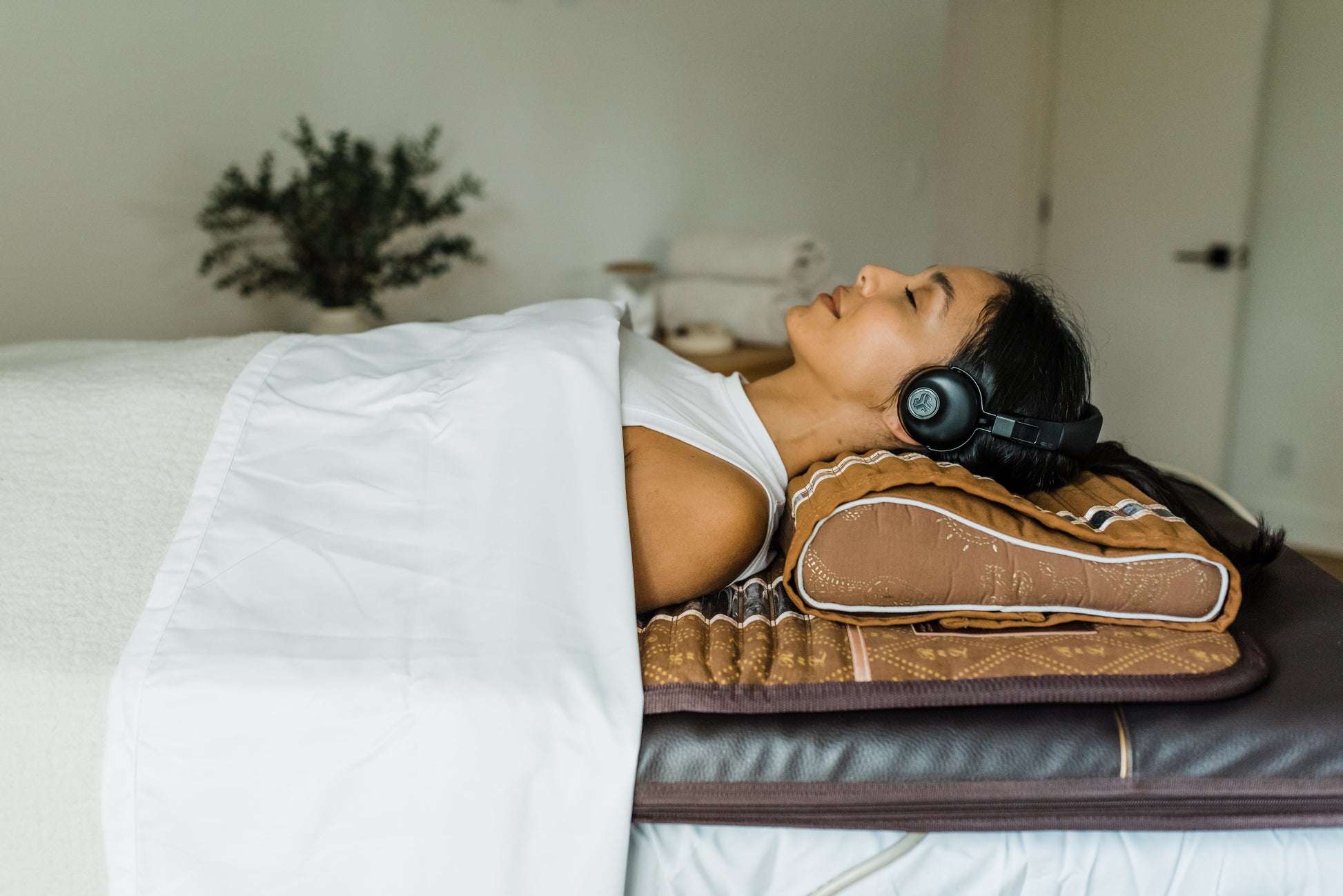 BioMat BioAcoustic Pro set with headphones in use
