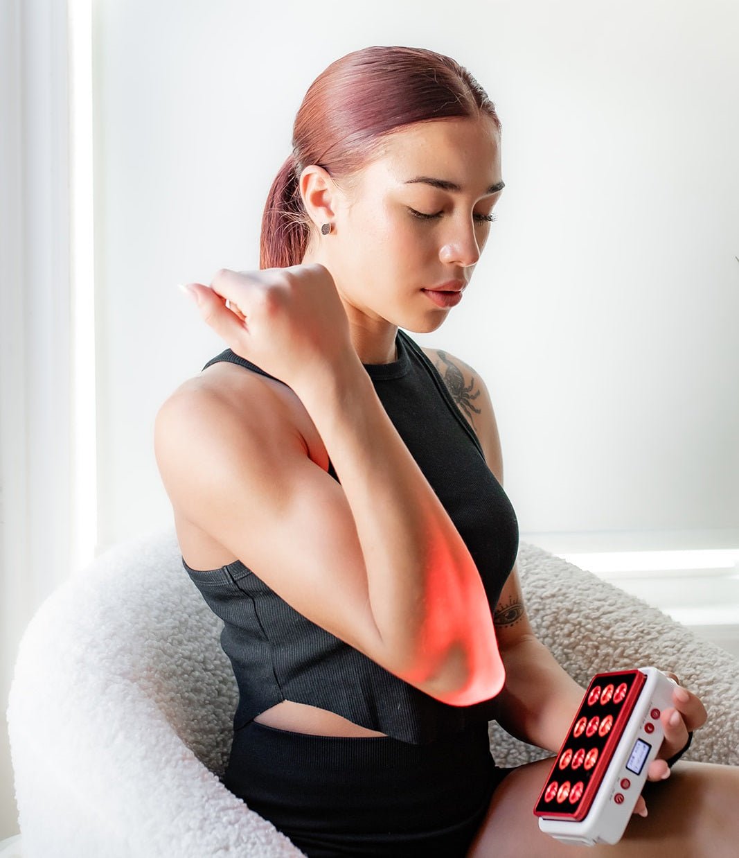 MitoPRO Mobile aimed at the shoulder, red light close to the skin