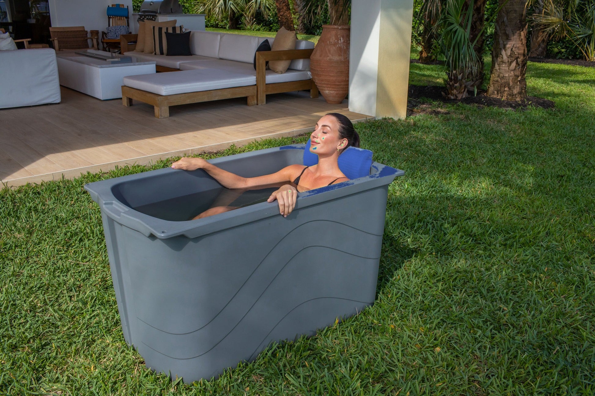 Relaxing on the Frozin Sapphire Wave cold plunge pillow #Color_Sapphire Wave
