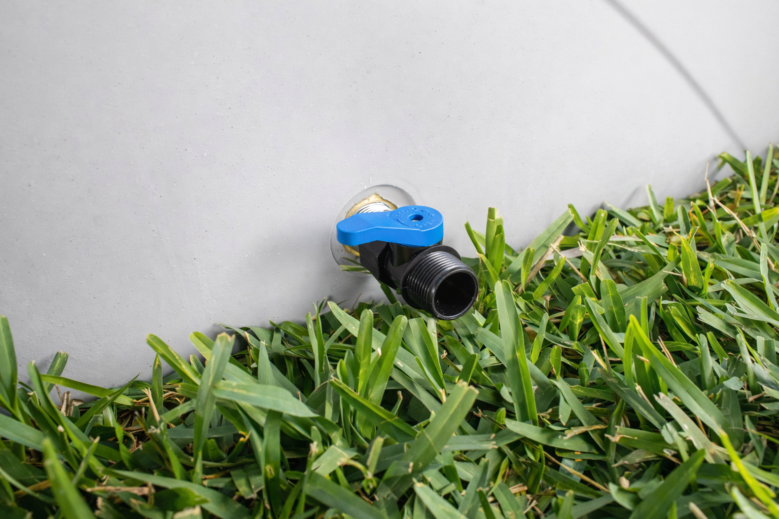 Frozin 400 white granite cold plunge drain valve close-up #Color_White Granite