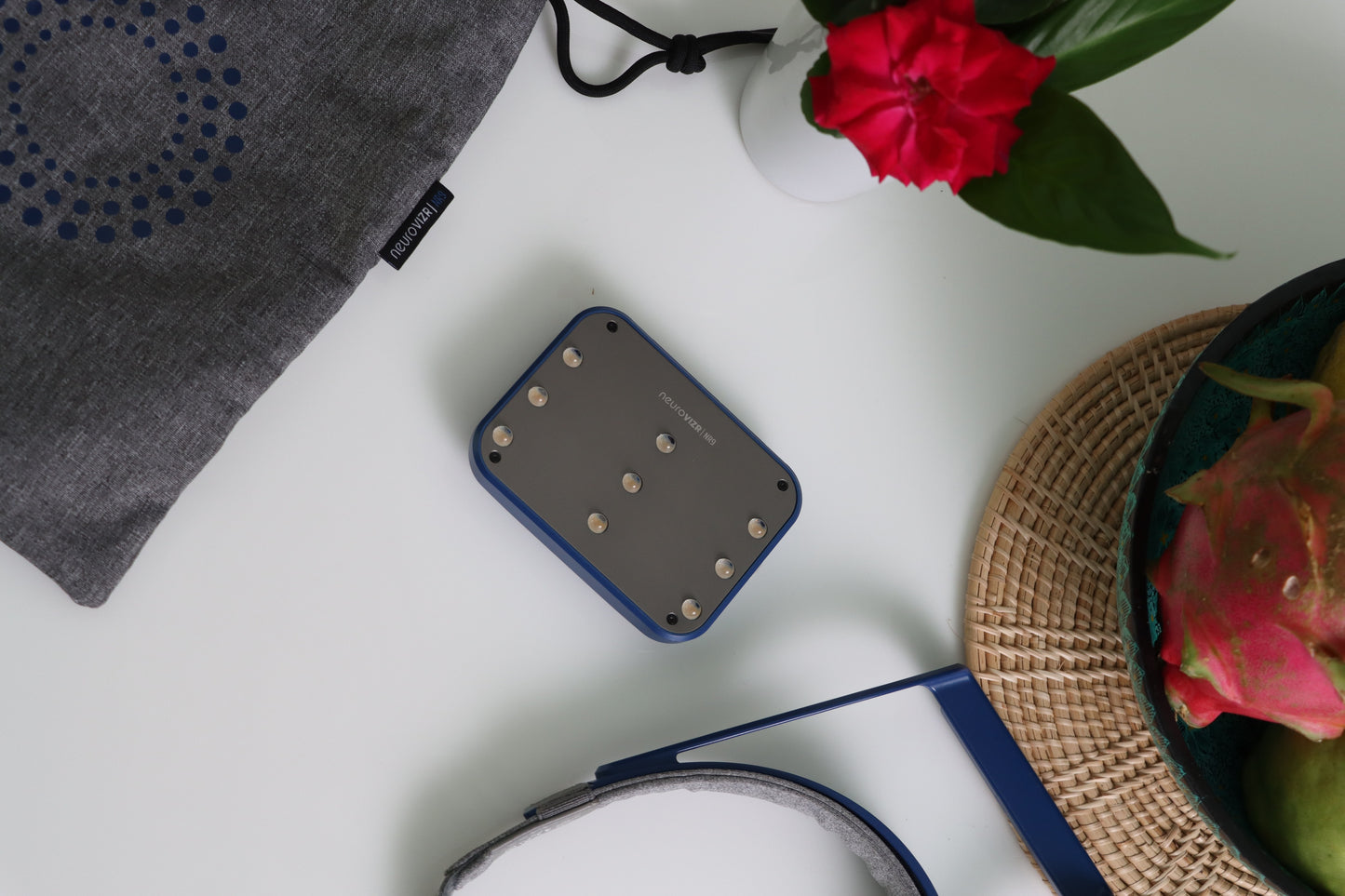 NeuroVIZR carry bag with NR9 device
