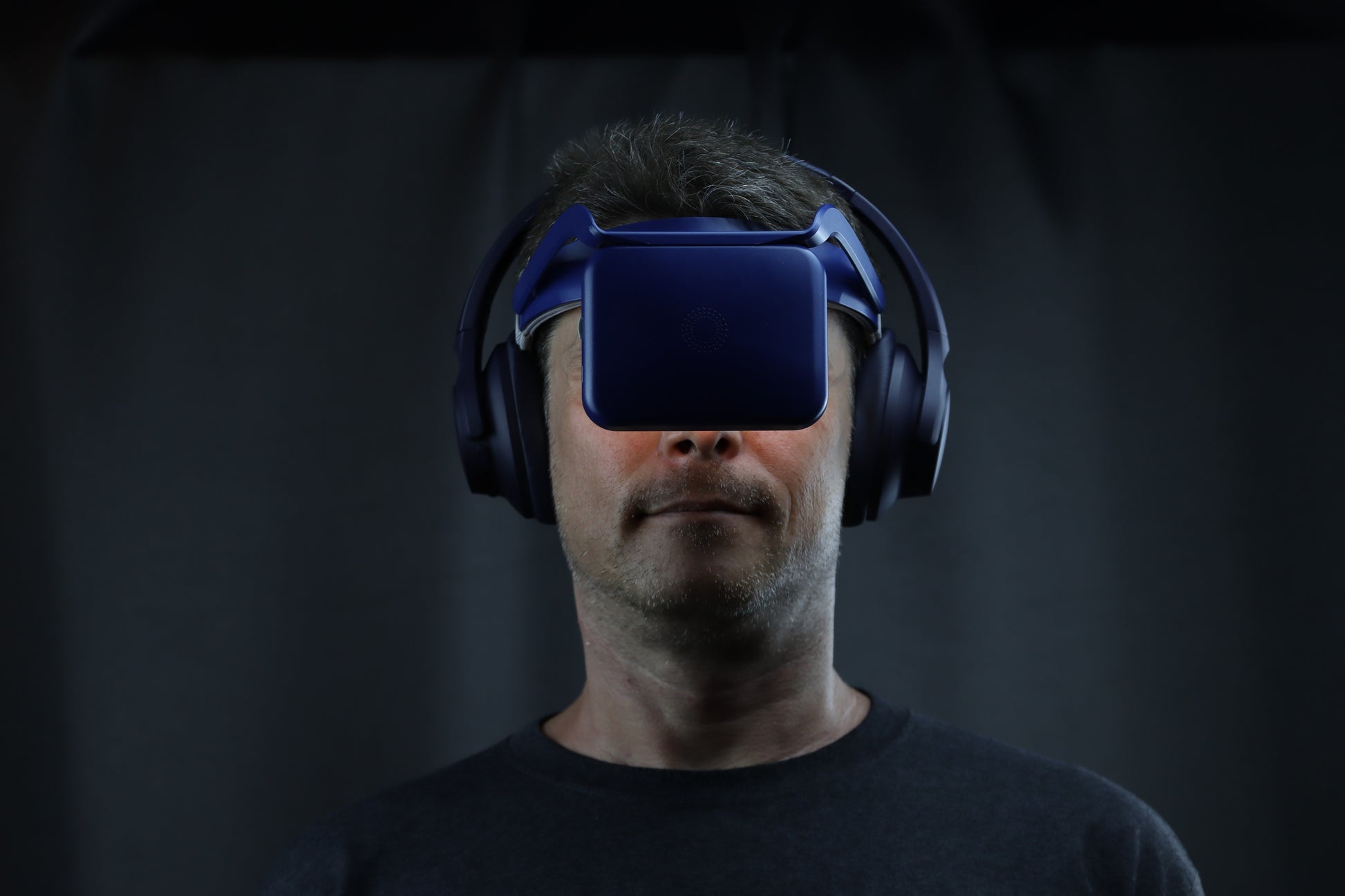 NeuroVIZR NR9 worn during a session
