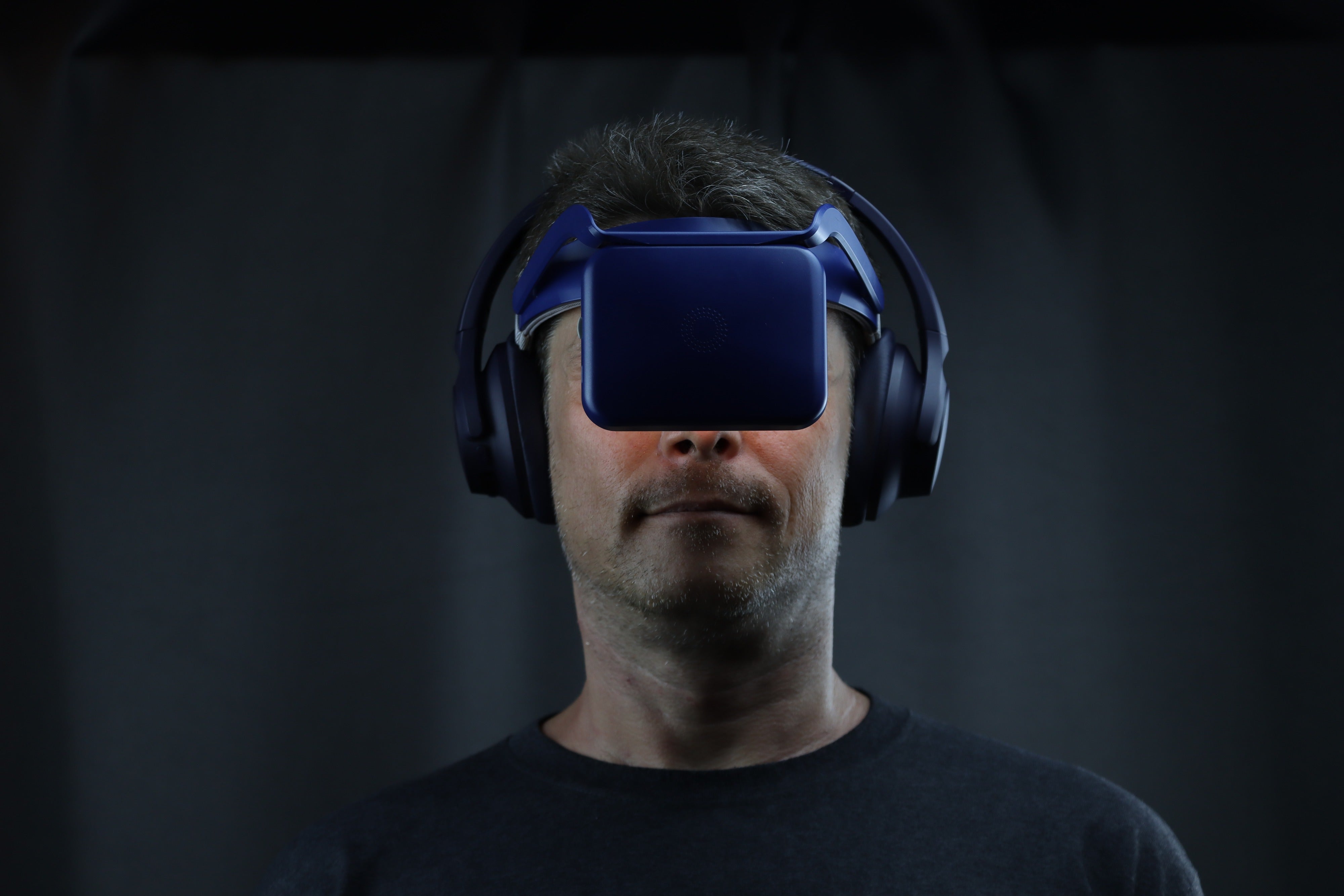 NeuroVIZR NR9 worn during a session